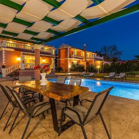 Mirela Megali וילה דאסיה